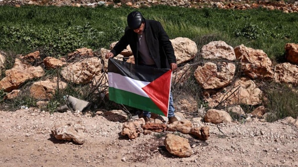 الضفة الغربية مستوطنون يشعلون النار في مركبات ويهاجمون مسجدا قرب رام الله