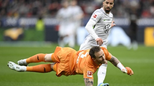 كرة القدم اللاعب الجزائري الدولي محمد عمورة في طريقه إلى نادي نيس الفرنسي