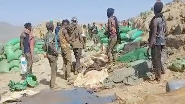 السودان البرهان يأمر بالتحقيق في غارات قرب الحدود مع مصر أوقعت 72 قتيلا السودان البرهان يأمر بالتحقيق في غارات قرب الحدود مع مصر أوقعت 72 قتيلا