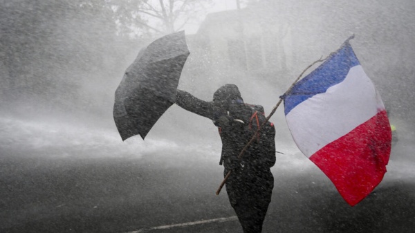 فرنسا تستعد ليوم ثالث من الاحتجاجات ووزارة الداخلية تحذر من حدوث أعمال عنف فرنسا تستعد ليوم ثالث من الاحتجاجات ووزارة الداخلية تحذر من حدوث أعمال عنف