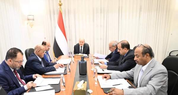 رئيس مجلس القيادة يرأس اجتماعا حكوميا مصغرا لدعم جهود التعافي وانتظام الرواتب وإمدادات الخدمات