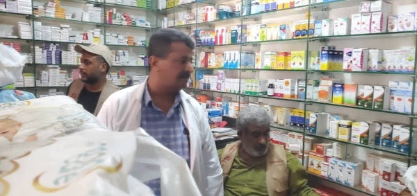 لجنة مشتركة تنفذ حملة رقابية على الصيدليات في التواهي وتغلق إحدى المنشآت المخالفة لجنة مشتركة تنفذ حملة رقابية على الصيدليات في التواهي وتغلق إحدى المنشآت المخالفة