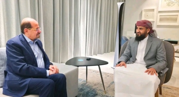 عضو مجلس القيادة عبدالرحمن المحر مي يلتقي رئيس مجلس الوزراء الدكتور شائع الزنداني عضو مجلس القيادة عبدالرحمن المحر مي يلتقي رئيس مجلس الوزراء الدكتور شائع الزنداني