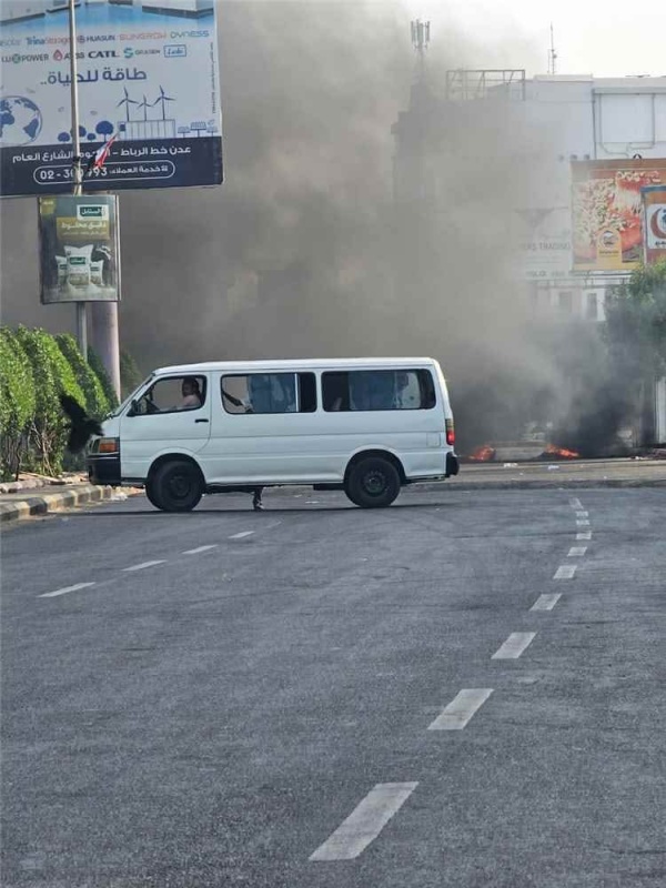 عاجل متظاهرون يقطعون الطريق الرئيسي في المنصورة احتجاج ا على تردي الكهرباء