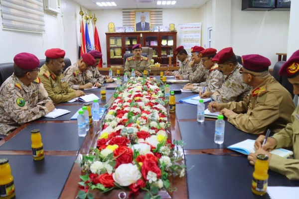 وزير الدفاع يجتمع بمساعديه ورؤساء الهيئات والتفتيش والرقابة ويؤكد الالتزام بالضوابط المنظمة للابتعاث وزير الدفاع يجتمع بمساعديه ورؤساء الهيئات والتفتيش والرقابة ويؤكد الالتزام بالضوابط المنظمة للابتعاث