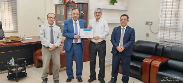 رئيس مصلحة الجمارك يكر م كوادر من جمرك الوديعة تقديرا لجهودهم النوعية في مكافحة التهريب وضبط المواد الخطرة وثنائية الاستخدام رئيس مصلحة الجمارك يكر م كوادر من جمرك الوديعة تقديرا لجهودهم النوعية في مكافحة التهريب وضبط المواد الخطرة وثنائية الاستخدام