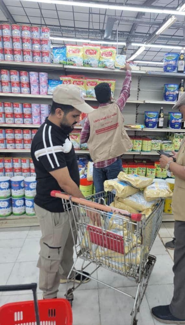 استجابة لبلاغات المستهلكين ضبط وتحريز حليب مشطوب تاريخ الصلاحية في حملة رقابة وضبط بالمنصورة استجابة لبلاغات المستهلكين ضبط وتحريز حليب مشطوب تاريخ الصلاحية في حملة رقابة وضبط بالمنصورة