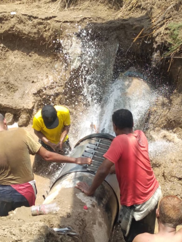 فرق مؤسسة مياه عدن تنهي أعمال صيانة وإصلاح لأنبوب الخط الرئيسي المغذي لمديرية البريقة فرق مؤسسة مياه عدن تنهي أعمال صيانة وإصلاح لأنبوب الخط الرئيسي المغذي لمديرية البريقة
