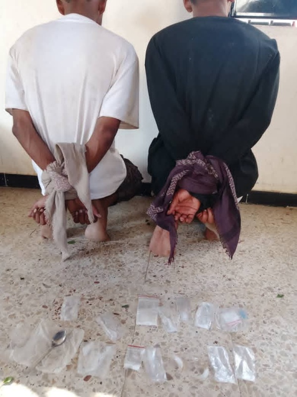 شرطة عزان تضبط متهمين مروجين لمادة الشبو المخدر