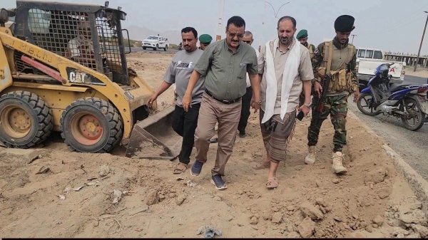 الداؤودي مدير عام البريقة يدشن تشجير الطريق العام للمديرية