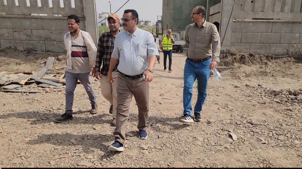 الداؤودي و باخبيرة يطلعان على المساحة المخصصة لإنشاء محطة لتحلية مياه البحر بعدن