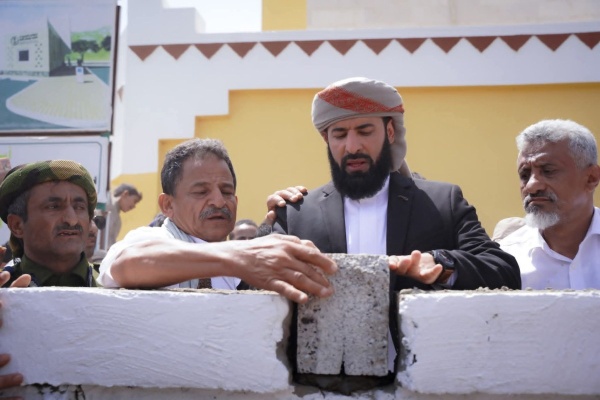 محافظ أبين يضع حجر الأساس لإعادة تأهيل وتشغيل مشروع منظومة مياه سبيح بسباح بدعم من السلطة المحلية بالمحافظة