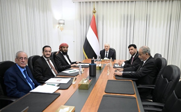 مجلس القيادة الرئاسي يشيد بوحدة مؤسسات الدولة وقدراتها المتنامية لردع تهديدات المليشيات الإرهابية مجلس القيادة الرئاسي يشيد بوحدة مؤسسات الدولة وقدراتها المتنامية لردع تهديدات المليشيات الإرهابية