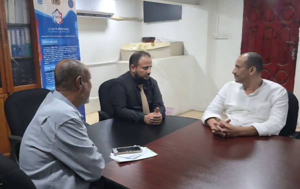 باخبيرة واليزيدي يناقشان سبل وحلول تحسين خدمات المياه والصرف الصحي في المنصورة باخبيرة واليزيدي يناقشان سبل وحلول تحسين خدمات المياه والصرف الصحي في المنصورة