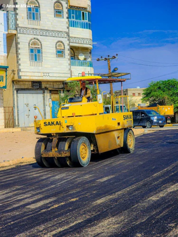 بوتيرة متسارعة تواصل أعمال توسعة وتأهيل شارع الأربعين بمدينة عتق