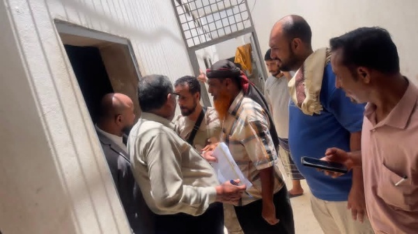 القائم بأعمال رئيس نيابة استئناف جنوب عدن يتفقد المحتجزين بسجن البحث الجنائي