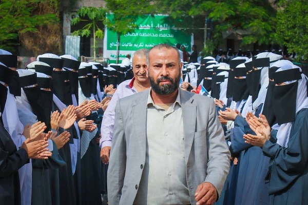 محافظ الضالع يكر م متفوقات الثانوية العامة ويعتمد توسعة مدرسة الفقيد ف ضيل