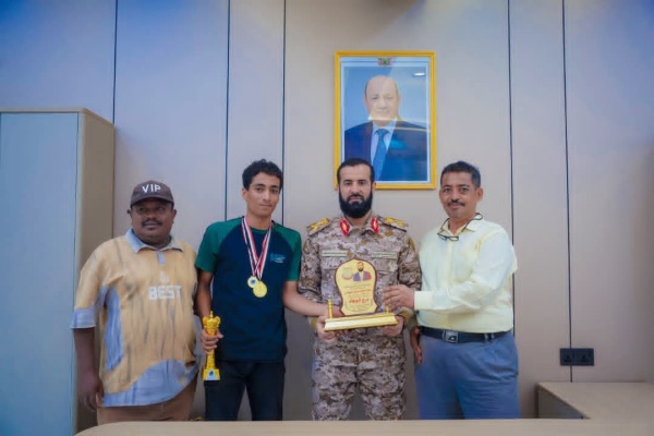 محافظ أبين يكر م بطل الجمهورية في الشطرنج للفئات السنية اللاعب علي سنان محافظ أبين يكر م بطل الجمهورية في الشطرنج للفئات السنية اللاعب علي سنان