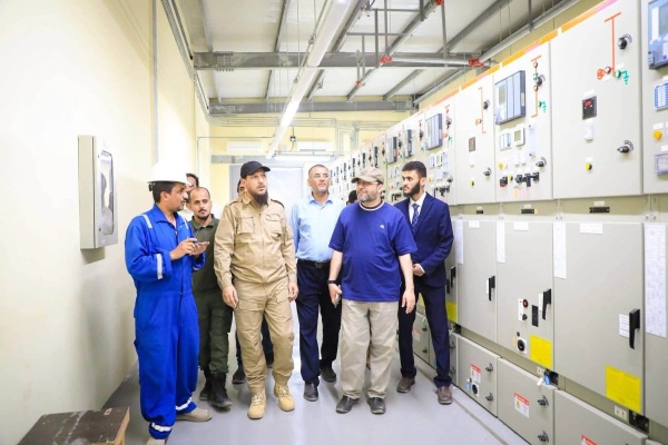 محافظ العاصمة عدن ووزير الكهرباء يتفقدان محطات الكهرباء بمديريتي البريقة والمنصورة محافظ العاصمة عدن ووزير الكهرباء يتفقدان محطات الكهرباء بمديريتي البريقة والمنصورة