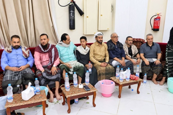 الوزير اليافعي يشارك أسرة الفقيد العميد محمد علي مهدي سقراط في استقبال جموع المعزين الوزير اليافعي يشارك أسرة الفقيد العميد محمد علي مهدي سقراط في استقبال جموع المعزين