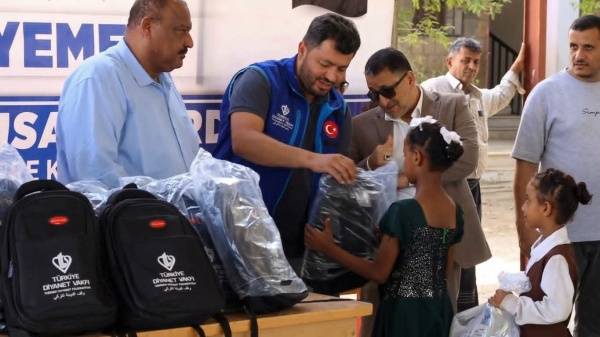 نائب محافظ أبين يدشن توزيع أكثر من 600 حقيبة وزي مدرسي للنازحين والمجتمع المضيف في منطقة المسيمير