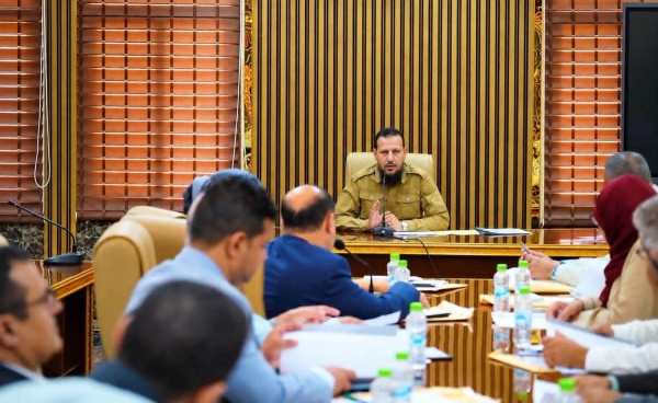 محافظ عدن يوج ه بتكثيف الجهود وتعزيز التنسيق للحفاظ على أمن العاصمة وتحسين الخدمات