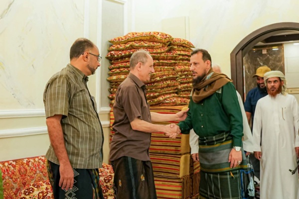 محافظ العاصمة عدن يؤدي واجب العزاء لأسرة المهندس فتحي السقاف محافظ العاصمة عدن يؤدي واجب العزاء لأسرة المهندس فتحي السقاف