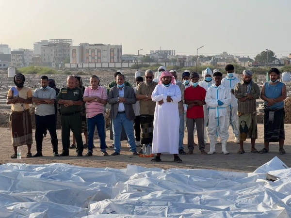 النيابة العامة تباشر دفن 21 جثة مجهولة الهوية في عدن النيابة العامة تباشر دفن 21 جثة مجهولة الهوية في عدن