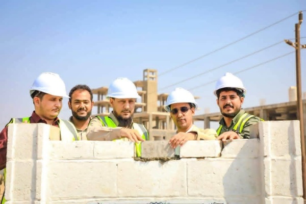 المحافظ شيخ يضع حجر الأساس لمشروع سفلتة الطريق الممتد من تقاطع طريق البريقة بئر أحمد الحرم الجامعي بمدينة الشعب المحافظ شيخ يضع حجر الأساس لمشروع سفلتة الطريق الممتد من تقاطع طريق البريقة بئر أحمد الحرم الجامعي بمدينة الشعب