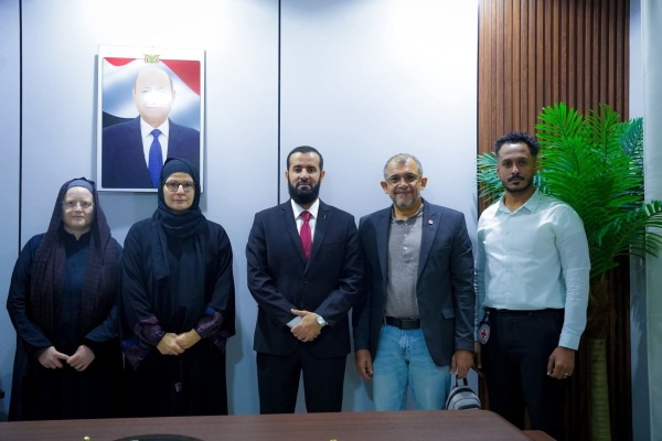 محافظ أبين يلتقي بعثة اللجنة الدولية للصليب الأحمر ويشيد بتدخلاتها الإنسانية