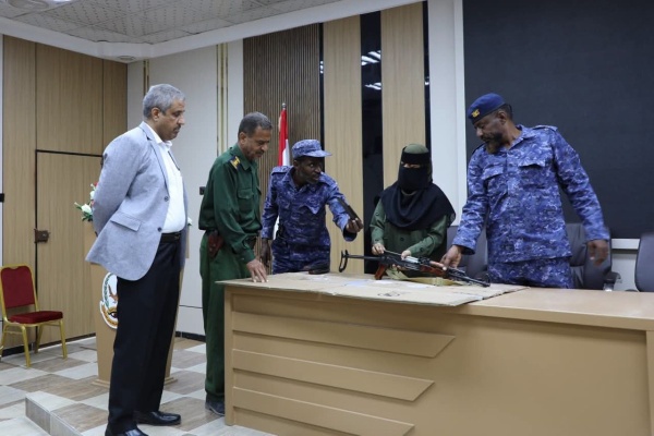 العميد الجابري يختتم دورة تفكيك وتركيب السلاح للشرطيات بأمن ساحل حضرموت العميد الجابري يختتم دورة تفكيك وتركيب السلاح للشرطيات بأمن ساحل حضرموت