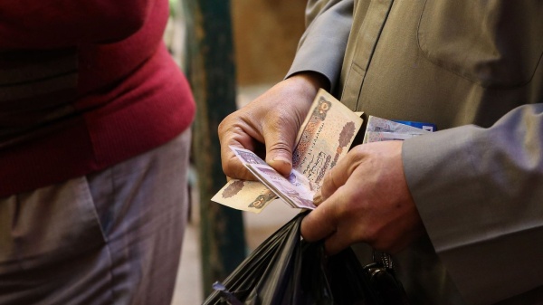لماذا تراجع الجنيه المصري إلى مستوى تاريخي أمام الدولار لماذا تراجع الجنيه المصري إلى مستوى تاريخي أمام الدولار