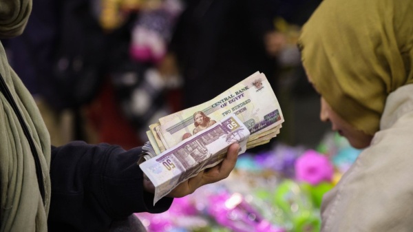 مصر تستهدف زيادة الحد الأدنى للأجور إلى 15 ألف جنيه بحلول 2030 مصر تستهدف زيادة الحد الأدنى للأجور إلى 15 ألف جنيه بحلول 2030