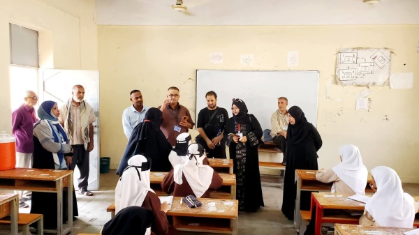 تحت رعاية محافظ العاصمة عدن مدير عام مديرية التواهي يدشن امتحانات الثانوية العامة بمديرية التواهي