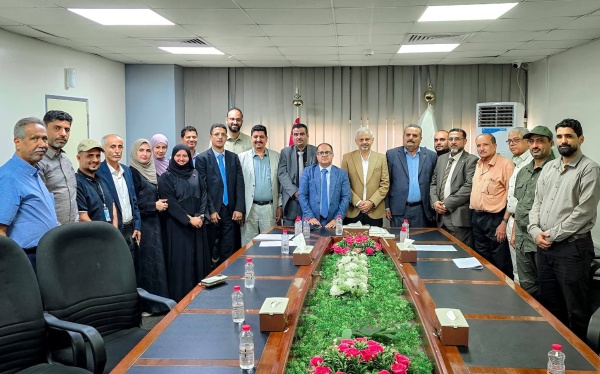 تنفيذا لقرارات وزير النقل إجراء عملية استلام وتسليم لمدير ونائب مدير مطار عدن الدولي