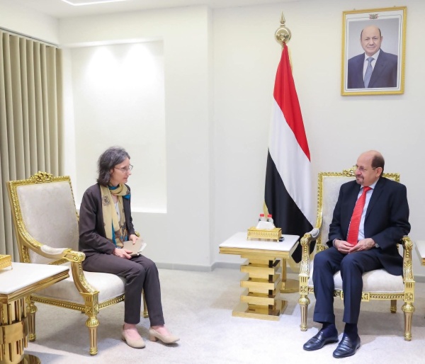 رئيس الوزراء وزير الخارجية يستقبل في عدن السفيرة الفرنسية لدى اليمن رئيس الوزراء وزير الخارجية يستقبل في عدن السفيرة الفرنسية لدى اليمن