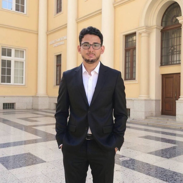 طاقم منصة وموقع سما عدن الإخبارية يهنئ الدكتور عثمان عارف الشطيري بمناسبة خطوبته