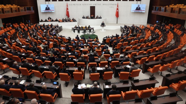 تركيا غالبية النواب في البرلمان يوقعون على اقتراح قانون يتعلق بمستقبل مقاتلي حزب العمال الكردستاني تركيا غالبية النواب في البرلمان يوقعون على اقتراح قانون يتعلق بمستقبل مقاتلي حزب العمال الكردستاني