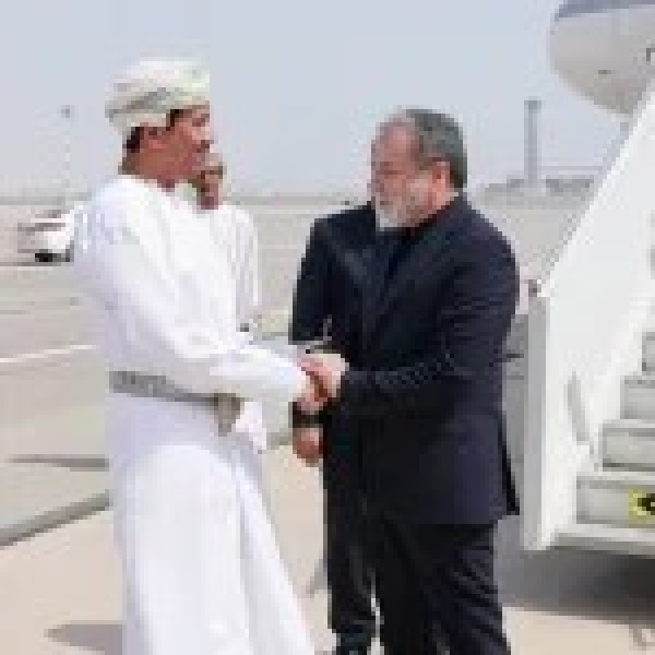 عراقجي یصل إلی مسقط عراقجي یصل إلی مسقط