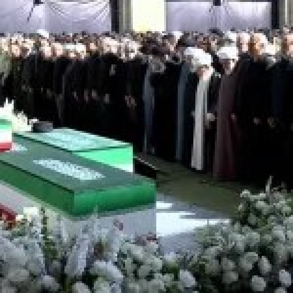 وداع ملیوني للقائد الشهید إقامة الصلاة علی جثامین الشهداء بحضور 3 أبناء القائد وداع ملیوني للقائد الشهید إقامة الصلاة علی جثامین الشهداء بحضور 3 أبناء القائد