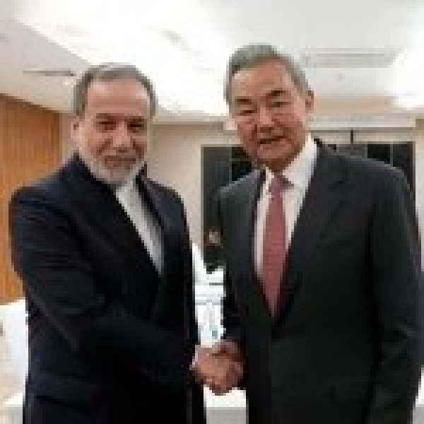 عراقجي یؤکد لنظیره الصيني عزم إيران الدفاع عن سیادتها ووحدة أراضیها أمام العدوان عراقجي یؤکد لنظیره الصيني عزم إيران الدفاع عن سیادتها ووحدة أراضیها أمام العدوان