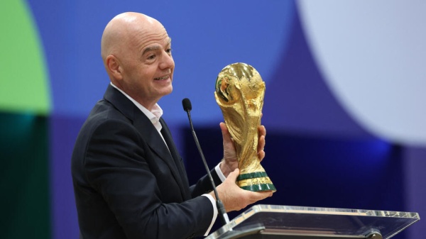إنفانتينو يعلن إلغاء خطط بيع الفيفا حصة في كأس العالم مقابل 20 مليار دولار إنفانتينو يعلن إلغاء خطط بيع الفيفا حصة في كأس العالم مقابل 20 مليار دولار