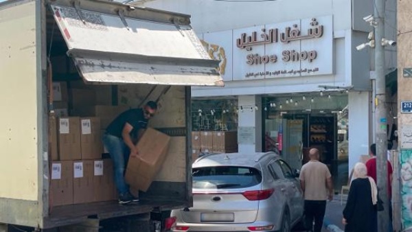 الخليل تصد ر أول شحنة أحذية فلسطينية إلى أمازون الأمريكية