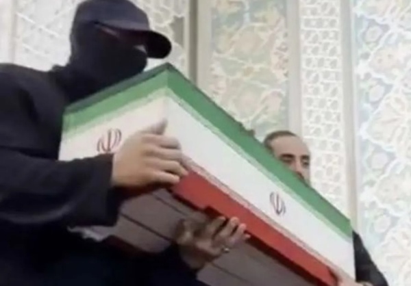 أثار ضجة كبيرة كشف هوية الرجل المقن ع في جنازة خامنئي أثار ضجة كبيرة كشف هوية الرجل المقن ع في جنازة خامنئي
