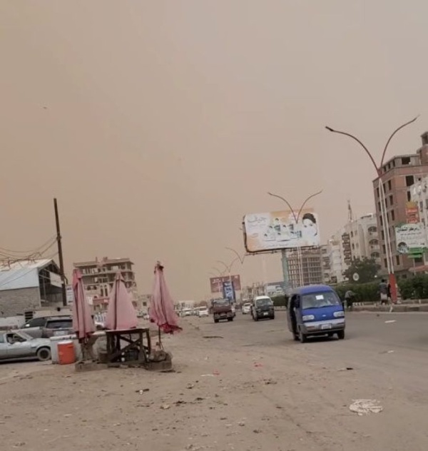 عاجل سحابة غبار كثيفة تضرب عدن تحذيرات من تدني الرؤية ودعوات لتوخي الحذر عاجل سحابة غبار كثيفة تضرب عدن تحذيرات من تدني الرؤية ودعوات لتوخي الحذر