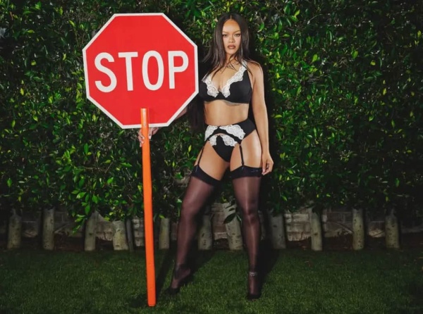 ريهانا تستعرض ملابس savage x fenty الداخلية بإطلالة جريئة ريهانا تستعرض ملابس savage x fenty الداخلية بإطلالة جريئة