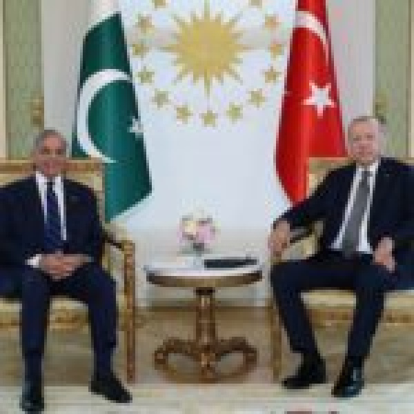اجتماع مغــلق بين الزعيم التركي والباكستاني اجتماع مغــلق بين الزعيم التركي والباكستاني