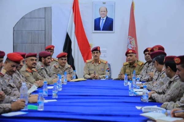 وزير الدفاع يترأس اجتماعا موسعا للقيادات العسكرية في مأرب وزير الدفاع يترأس اجتماعا موسعا للقيادات العسكرية في مأرب