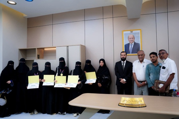 محافظ أبين يكرم لاعبات منتخب المحافظة للشطرنج بعد تألقهن في البطولة المركزية