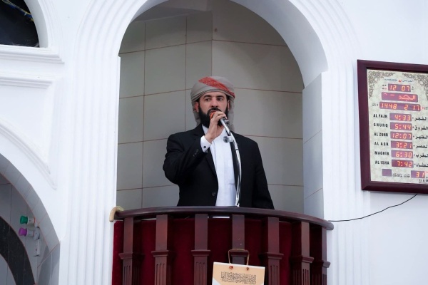 محافظ أبين خطيبا في صلاة الجمعة ويؤم المصلين بمسجد العرقة بسباح ويشدد على التكاتف ونبذ الفرقة محافظ أبين خطيبا في صلاة الجمعة ويؤم المصلين بمسجد العرقة بسباح ويشدد على التكاتف ونبذ الفرقة